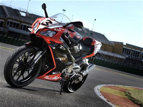 The new aprilia rs 125 is available in a choice of two colour schemes, all of which emphasise its mean, aggressive nature. 2010 Aprilia RS 125 Gallery 356815 | Top Speed