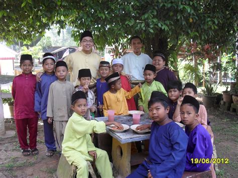 Kepada sebilangan besar daripada kita, sepanjang hayat mereka mungkin hanya melihat atau menjamah juadah tradisi lebaran lemang yang dibalut dengan daun pisang. Perjalanan Seorang Hamba...: Pengalaman Berasaskan Sekolah ...