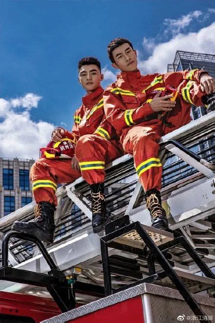 xinjiang s most handsome firefighter burst into red and hit his face peng yuyan brother my