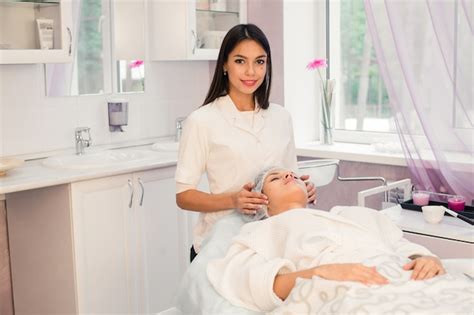 Premium Photo Woman Cosmetologist To Work In Beauty Salon