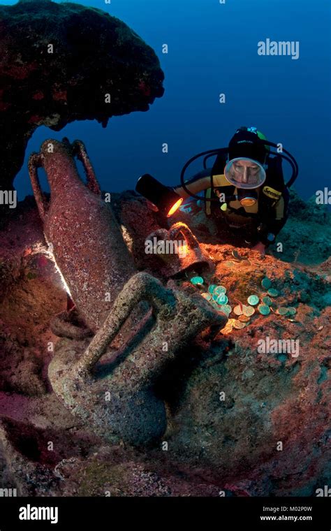 Scuba Diver Discover Old Amphoras Of 2nd Century Bc Lykia