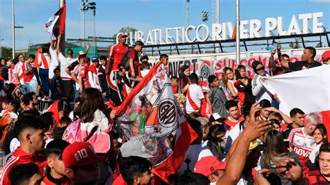 Impactante Banderazo De Los Hinchas De River En La Previa De La Revancha Ante Boca Toque Deportivo