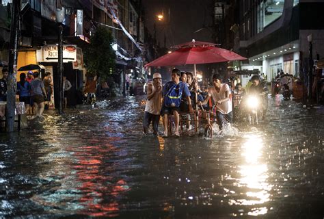 Flood Cripples Philippine Capital 54000 Evacuated