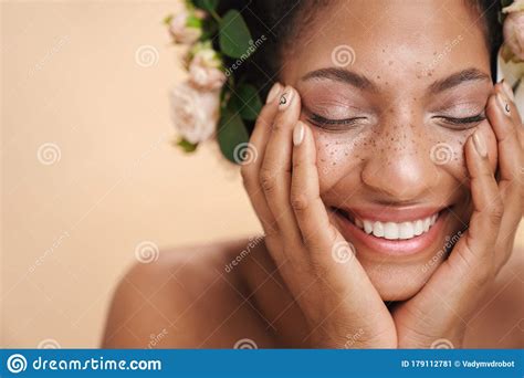 Retrato De Una Mujer Afroamericana Semidesnuda Con Flores En El Pelo Imagen De Archivo Imagen