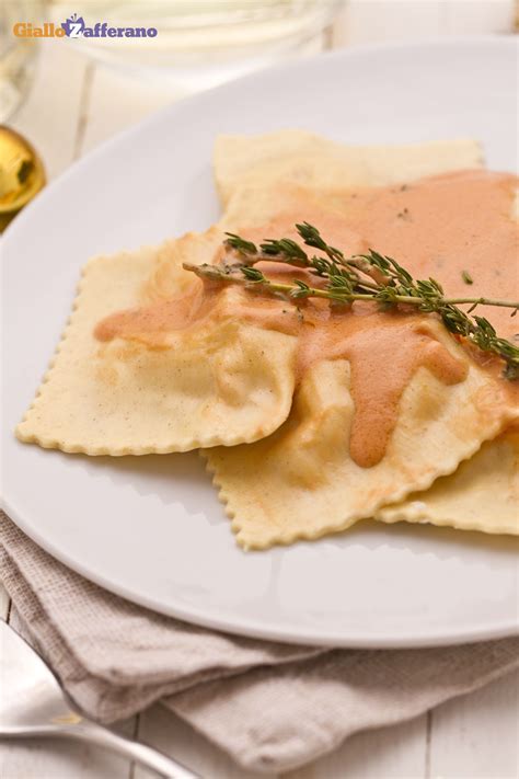 Esistono tante ricette per cuocere l'orata al cartoccio ma, questa variante di sale&pepe è davvero semplice e veloce da preparare, con pochissimi ingredienti: Il ripieno dei ravioli di pesce (seafood ravioli) è ...