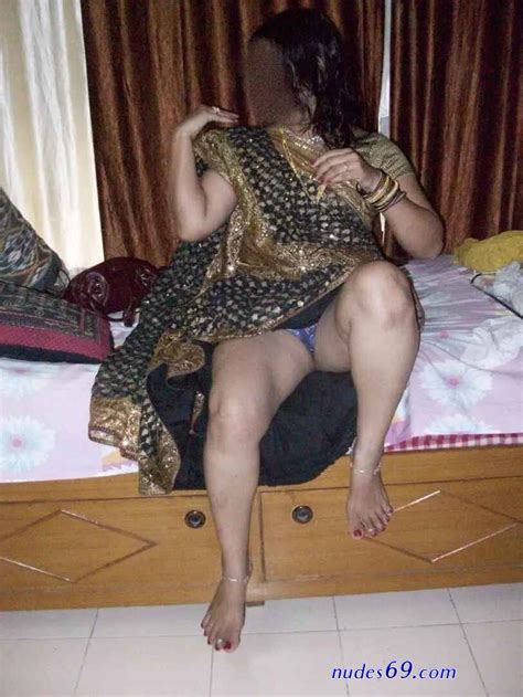 Desi Aunties Saree Lift Pussy Ass Showing Photos Nudes