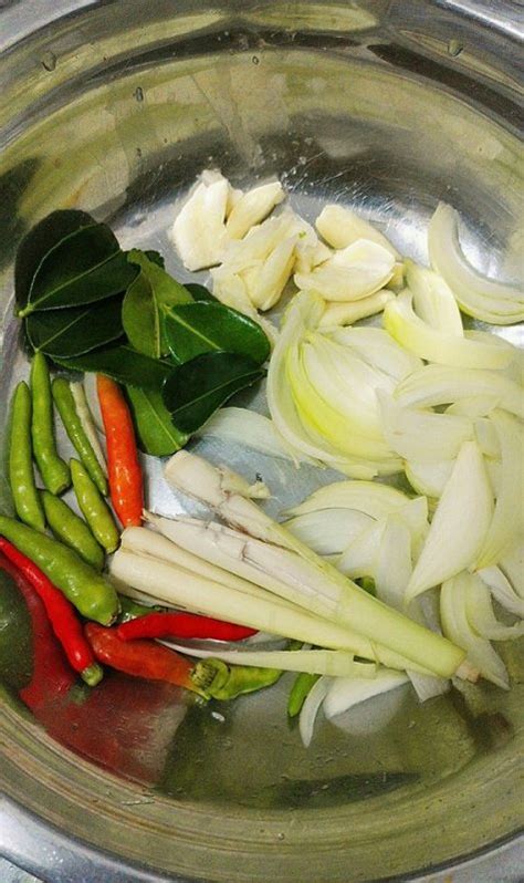 Tumis bawang putih,bwg merah & rempah 4 sekawan,serai & halia & lada hitam bulat 1/2 sudu; Resipi Sup Daging Original Thailand. Terangkat Habis ...