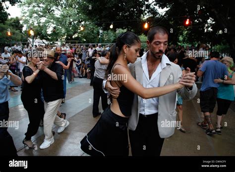 La Gente Bailando Tango En La Plaza Dorrego San Telmo Buenos Aires