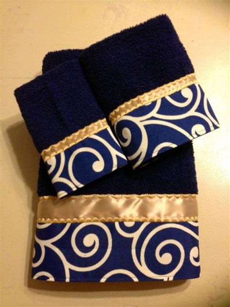 Make bath time more pleasurable by stocking up on blue bath towels, hand towels, and washcloths from zazzle today! Navy and gold bath towel set | Toalhas bordadas, Toalhas ...