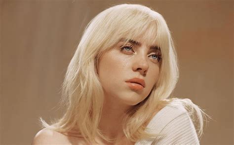 She first gained attention in 2015 with her debut song ocean eyes, which was subsequently released by the interscope subsidiary darkroom. Billie Eilish posó en lencería por esta razón