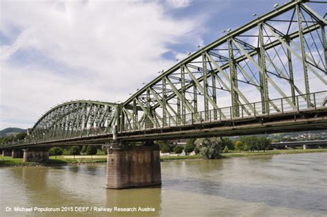 Die eisenbahnbrücke in linz wird morgen, samstag, dem 28. Linz Verbindungsbahn Eisenbahnbrücke Donau Urfahr ...