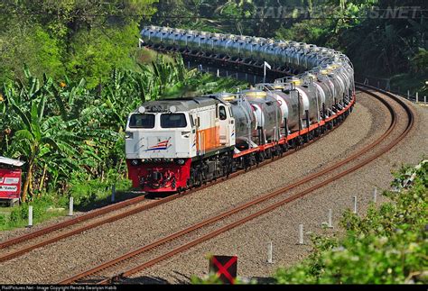 Railpicturesnet Photo Cc2061357 Pt Kereta Api Indonesia Ge Cm20emp At