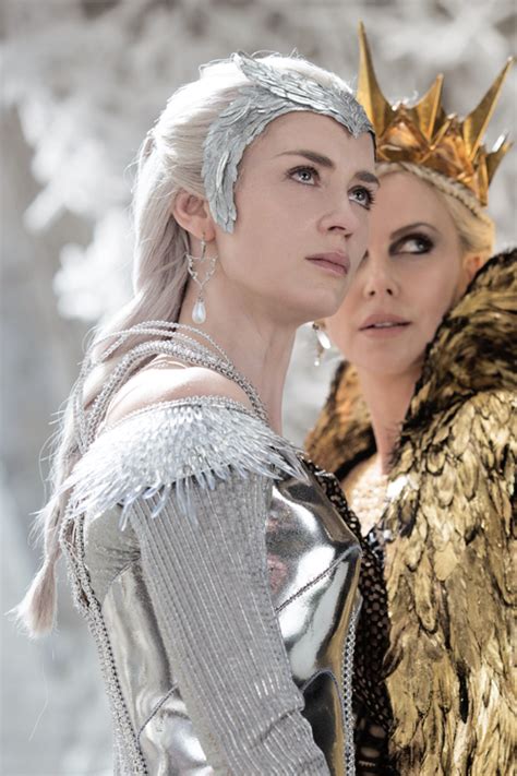 Queen Freya Emily Blunt And Queen Ravenna Charlize Theron In The