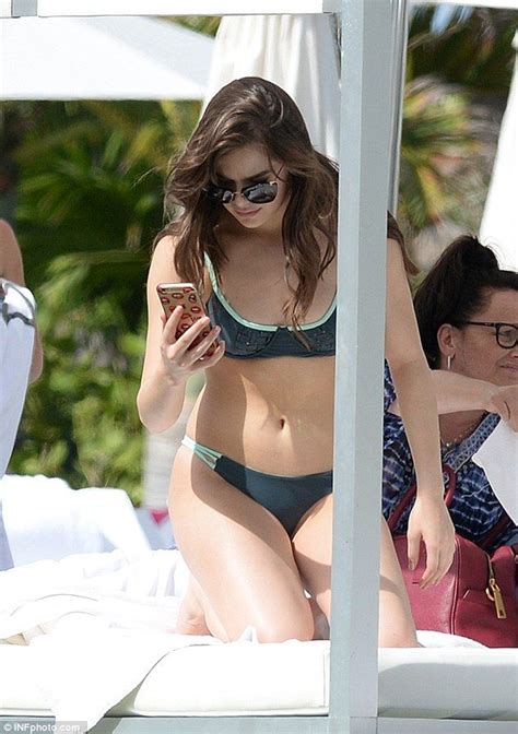 Hailee Steinfeld Shows Off Toned Bikini Body In Blue Two Piece Hailee Steinfeld Bikini