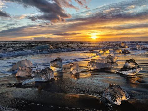 Australia, adalah negara di belahan selatan, yang terdiri dari daratan utama, benua australan utuk ki, pulau tasmania uluru merupakan salah satu tempat terkenal dan indah di australia, tempat ini kaya batu pasir, di sini anda dapat. Pasir Pantai Unik di Dunia Ini Dipenuhi Benda Takbiasa ...