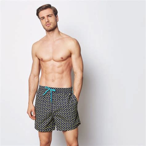 Casual o sportivo, nei modelli boxer o slip, la collezione di costumi da bagno da uomo selezionata nella vetrina online di zalando è l'ideale per accompagnarti in vacanza o durante gli allenamenti di nuoto in piscina. Costumi da bagno uomo Yamamay 2019 - Daily Man