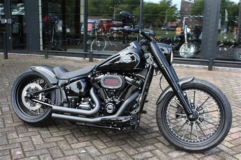 Harley-Davidson Motor Saloon BV • Thunderbike