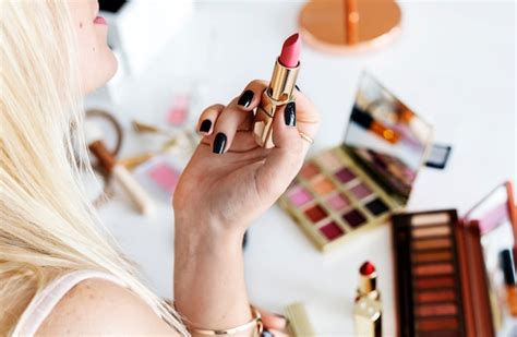 Premium Photo Beauty Blogger With Makeup Tutorial