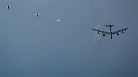 دو بمب‌افکن بی‌ ۵۲ آمریکا با اسکورت ۳ جنگنده‌ اسرائیلی تا خلیج فارس