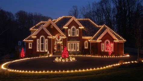 A Look At Homes Decorated With Christmas Lights Homes Of The Rich