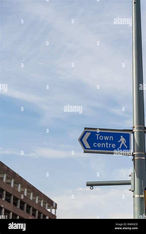 A Sign With An Arrow Pointing To The Left Hi Res Stock Photography And