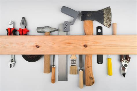 Verschiedene Werkzeuge Hängen An Einer Holzstütze Kostenlose Foto