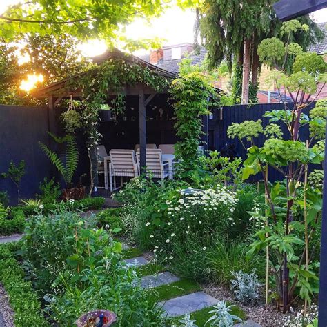 39  Small Urban Garden Design Ideas That Deliver Big Smiles in 2021