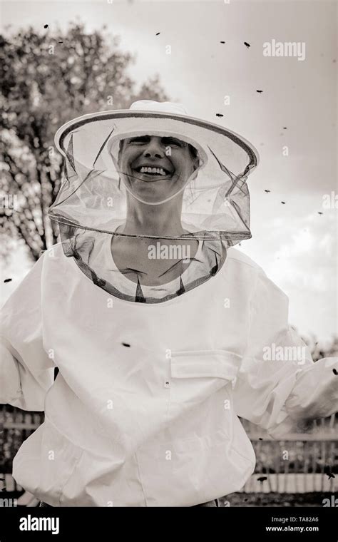 Beekeeping Smock Hi Res Stock Photography And Images Alamy