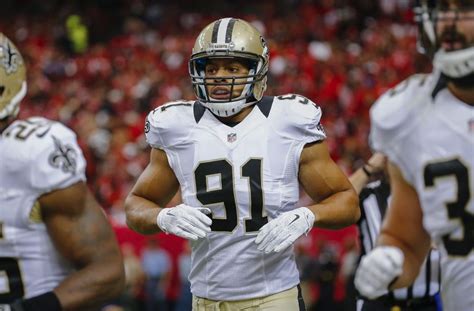 Die anderen spieler schauen vom spielfeldrand aus zu und tragen dabei nfl caps oder nfl hoodies ihres teams. Super Bowl: Die deutschen NFL-Spieler schauen nur zu ...