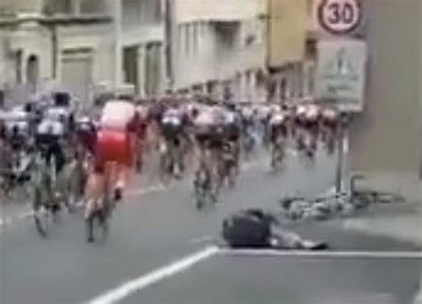 VIDEO GERAINT THOMAS CADE PER COLPA DI UNA BORRACCIA