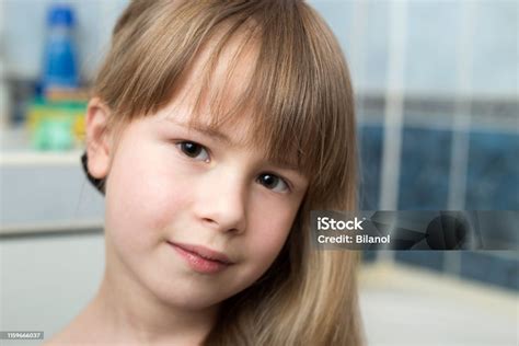 Hübsche Mädchen Gesicht Porträt Kind Mit Schönen Augen Und Langen Nassen Schönen Haaren Auf