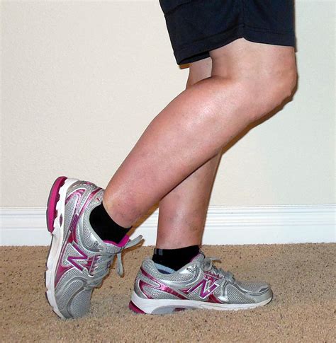 A 1 Minute Stretch For Your Shins Shin Splints Shin Stretches
