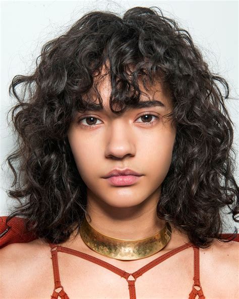 Curly Bangs Model Rambut Hits 2019 Yang Layak Dicoba Orami
