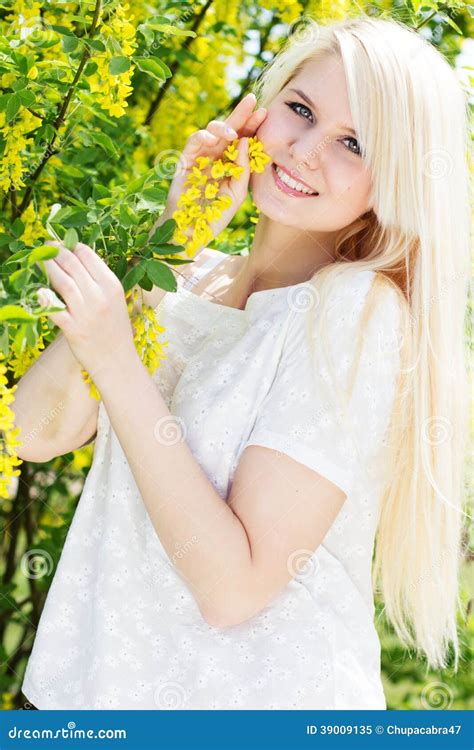 Belle Fille Blonde Avec Les Fleurs Jaunes Image Stock Image Du Adulte