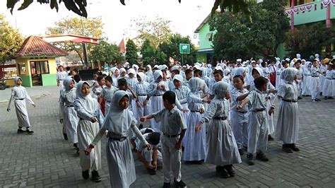 Rekomendasi Baris Berbaris Apel Pagi Sekolah Berkarakter Tingkat Sd