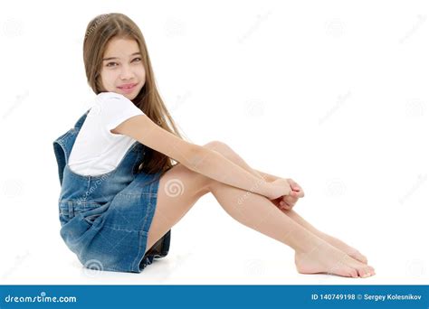 menina que abraça seus joelhos foto de stock imagem de joelho humano 140749198