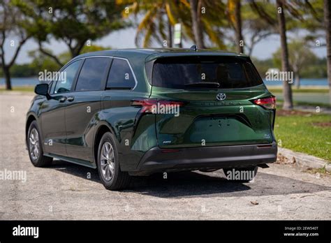 2021 Toyota Sienna Hybrid Minivan All Wheel Drive In Dark Green Stock