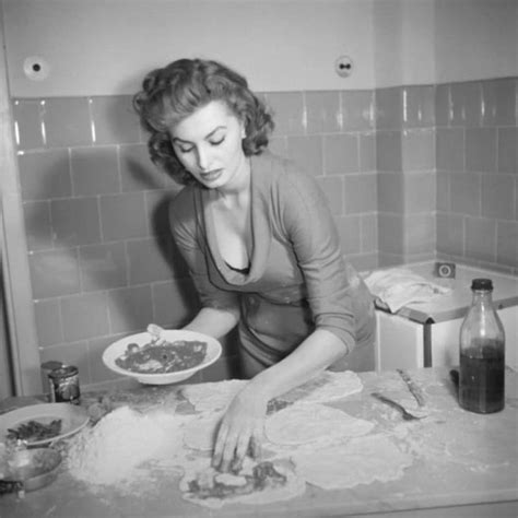 21 awesome vintage photos of celebrities eating sophia loren vintage photos vintage italian