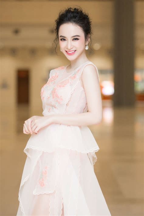 Angela Phương Trinh Diện Váy Trắng Bồng Bềnh Gợi Cảm Khoe Lưng Trần