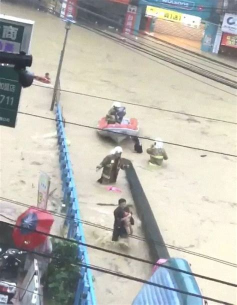 * 請點選下列按鈕, 查閱各縣市區域趨勢圖 新北市 6704 +7 台北市 4728 +5 桃園市 746 +3 苗栗縣 548 基隆市 309 彰化縣 270 台中市 205 宜蘭縣 97 新竹縣 109 花蓮縣 68 高雄市. 台湾暴雨现场：大桥被冲断，大学遭淹，台北故宫博物院如瀑布