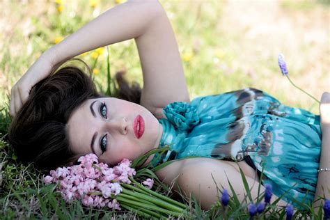무료 이미지 잔디 사람 소녀 여자 사진술 모델 봄 푸른 꽃들 피부 아름다움 파란 눈 사진 촬영 인물
