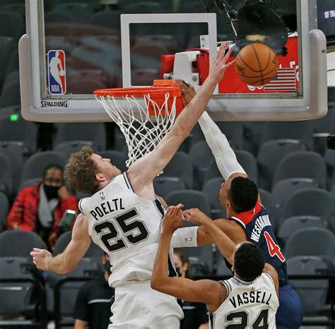 San Antonio Spurs' Jakob Poeltl showing importance of NBA big men