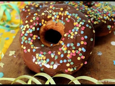 C'è stato un tempo in cui neanche indossare una meringa di tulle mi ha fatto sentire una principessa, un tempo in cui ho odiato il carnevale e quel senso di ridicolo di cui mi sentivo coperta, più del solito, intendo, un. Ciambelle di Carnevale al cioccolato - YouTube