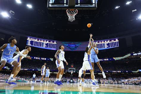 Video Controversial Foul Called In Duke Vs Unc Tonight The Spun