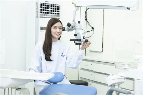 คุณสามารถไป โรงพยาบาลศิริราช ปิยมหาราชการุณย์ โดย รถบัส, รถไฟใต้ดิน หรือ เรือ มีสายรถและเส้นทางที่หยุดตามจุดจอดใกล้เคียง. ศูนย์ทันตกรรม | โรงพยาบาลศิริราช ปิยมหาราชการุณย์