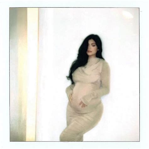 Pregnant Kylie Jenner Cradles Bump Behind The Scenes Hulu Show Pic