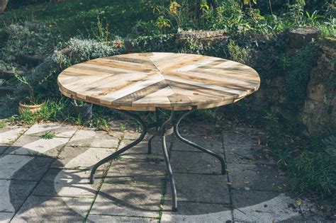 Edges are available as follows: Round Top Table Made of Pallets - DIY