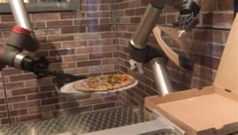 Francia Paris Robot Pizzero Cocina 80 Pizzas En Una Hora Y Una Cada