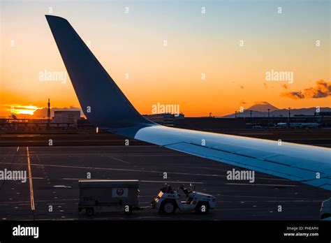 Sunrise Airport Hi Res Stock Photography And Images Alamy
