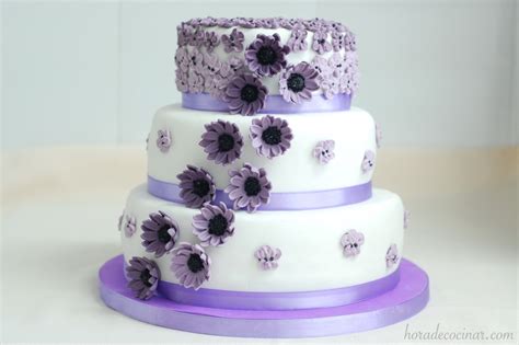 Patucos, gorrito, babero, pantalón y camiseta (colores blanco y rosa). Tarta fondant 3 pisos 18 cumpleaños | horadecocinar.com